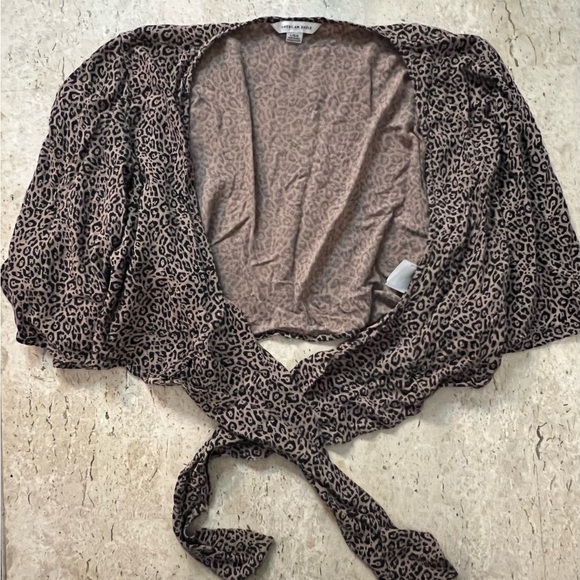 American Eagle Cropped Animal Print Shirt Size Large - Picture 2 of 5